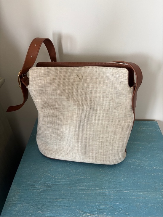 Very good condition J Crew bag with 2 bag charms - Picture 6 of 14